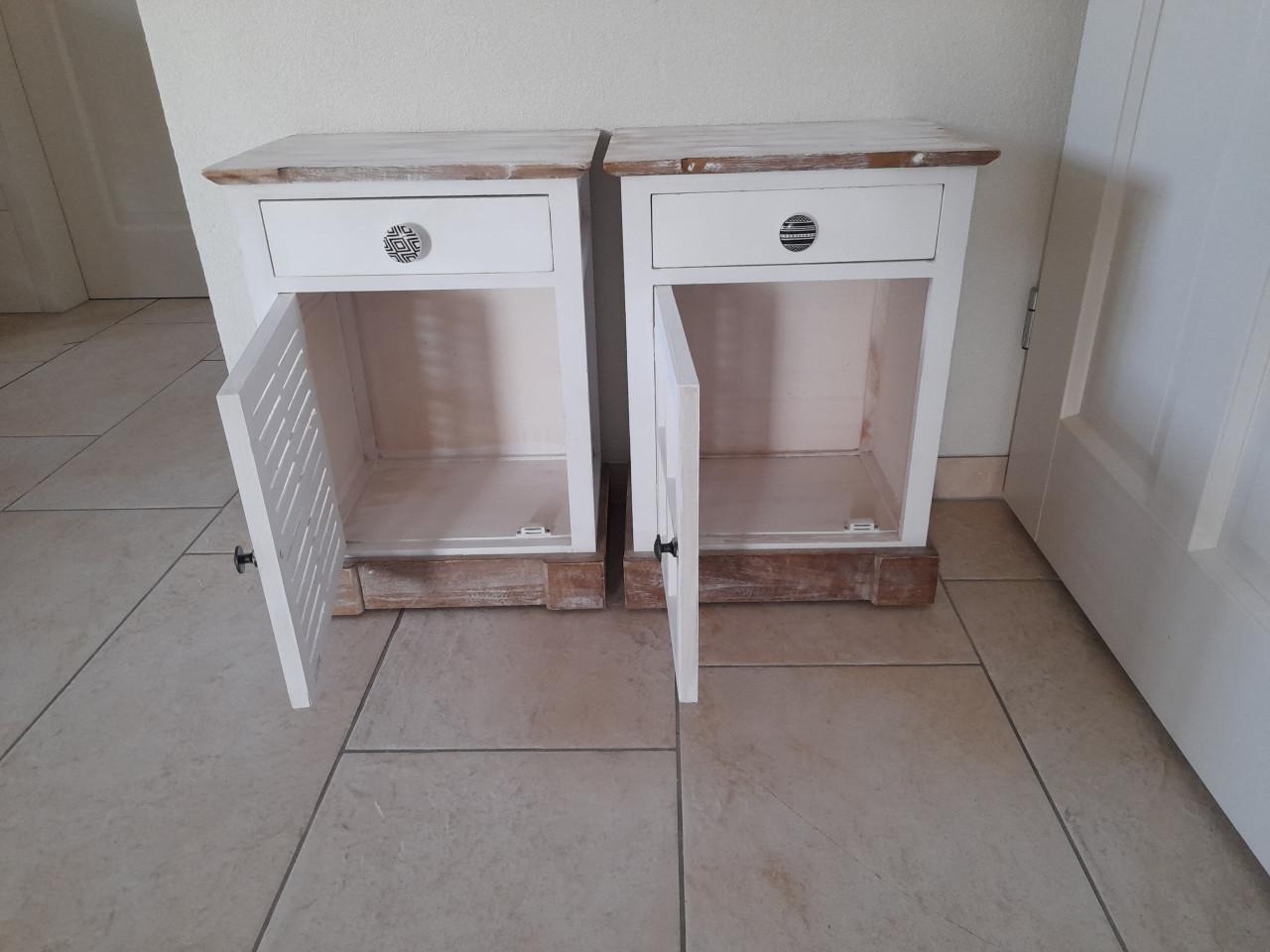2 nachtkastjes (in goede nette staat) 28 x 38 x 52H