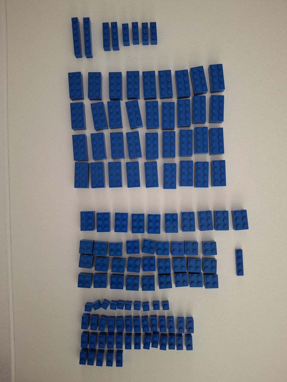 Zakje gesorteerde blauwe legoblokjes