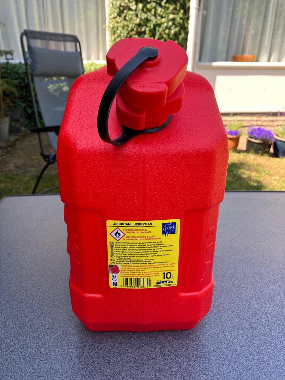Caravan opstapje en benzine jerrycan