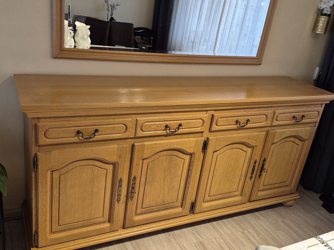 Dressoir , eettafel en spiegel kleur licht eiken