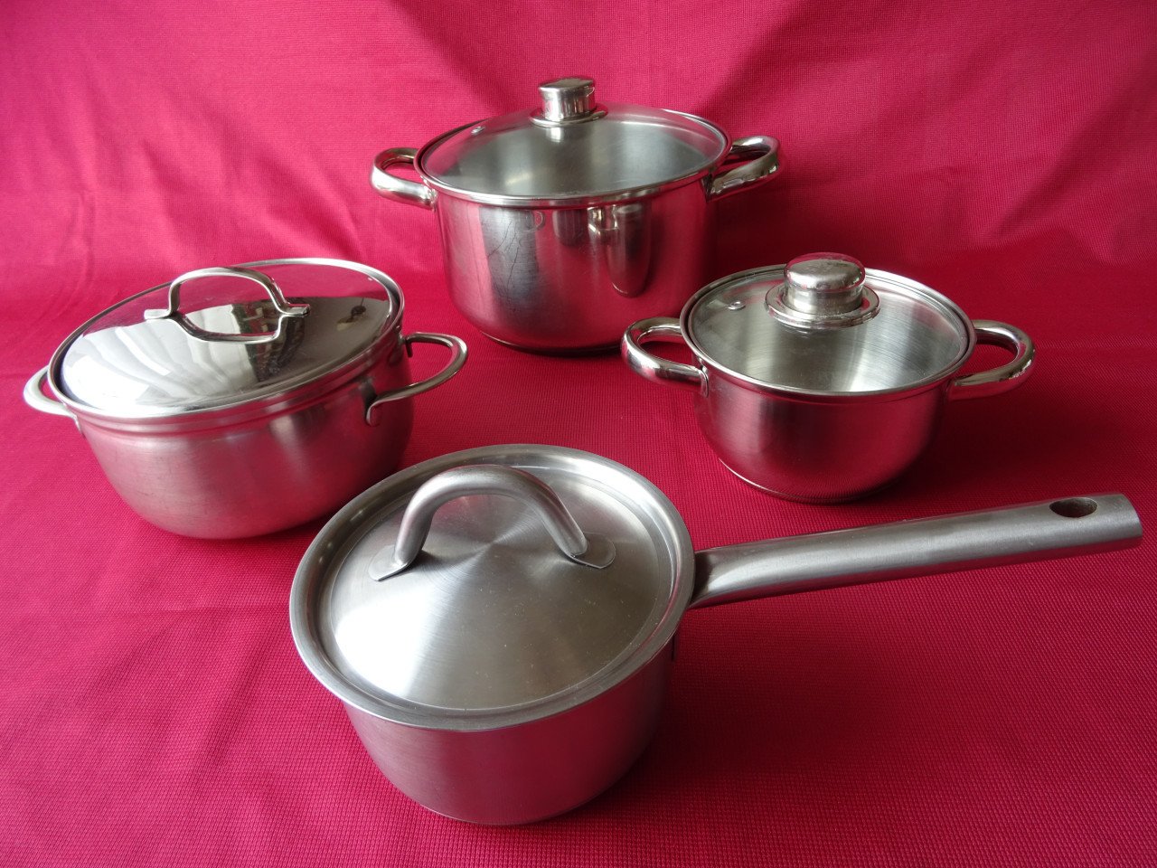 Kookpannen 24 cm, 19 cm, 15 cm, 15 cm.