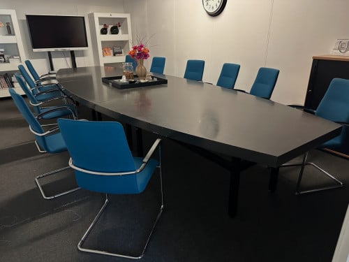 Vergadertafel met stoelen