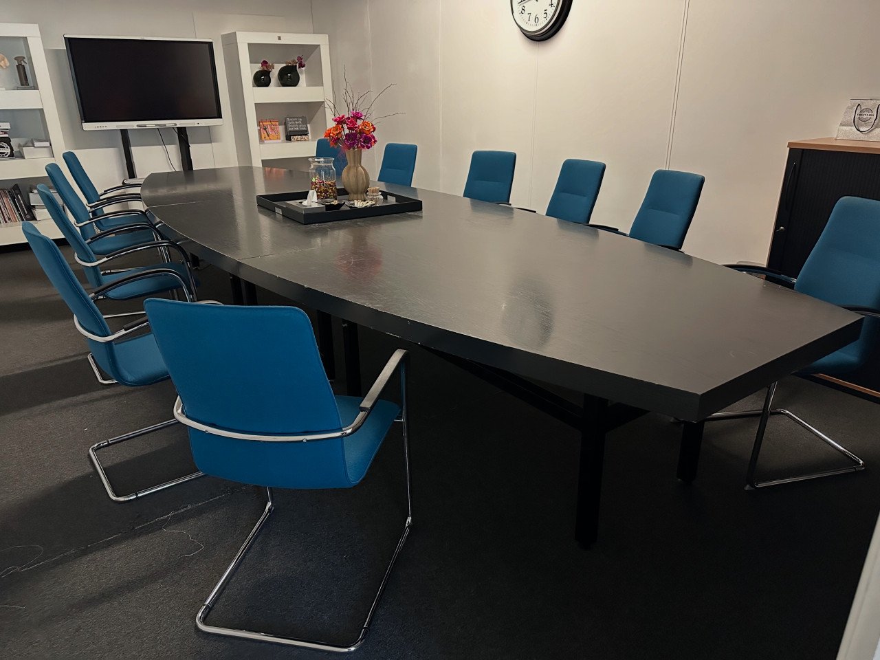 Vergadertafel met stoelen