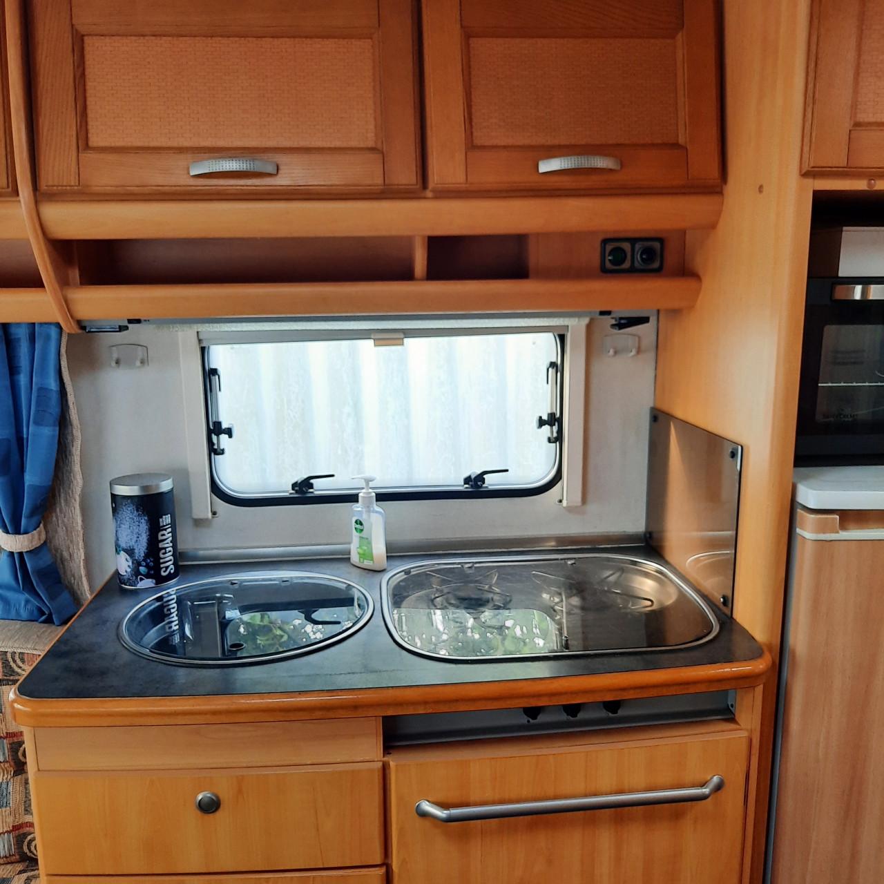 LMC 560 Dominant met voortent en mover (lengtebedden)