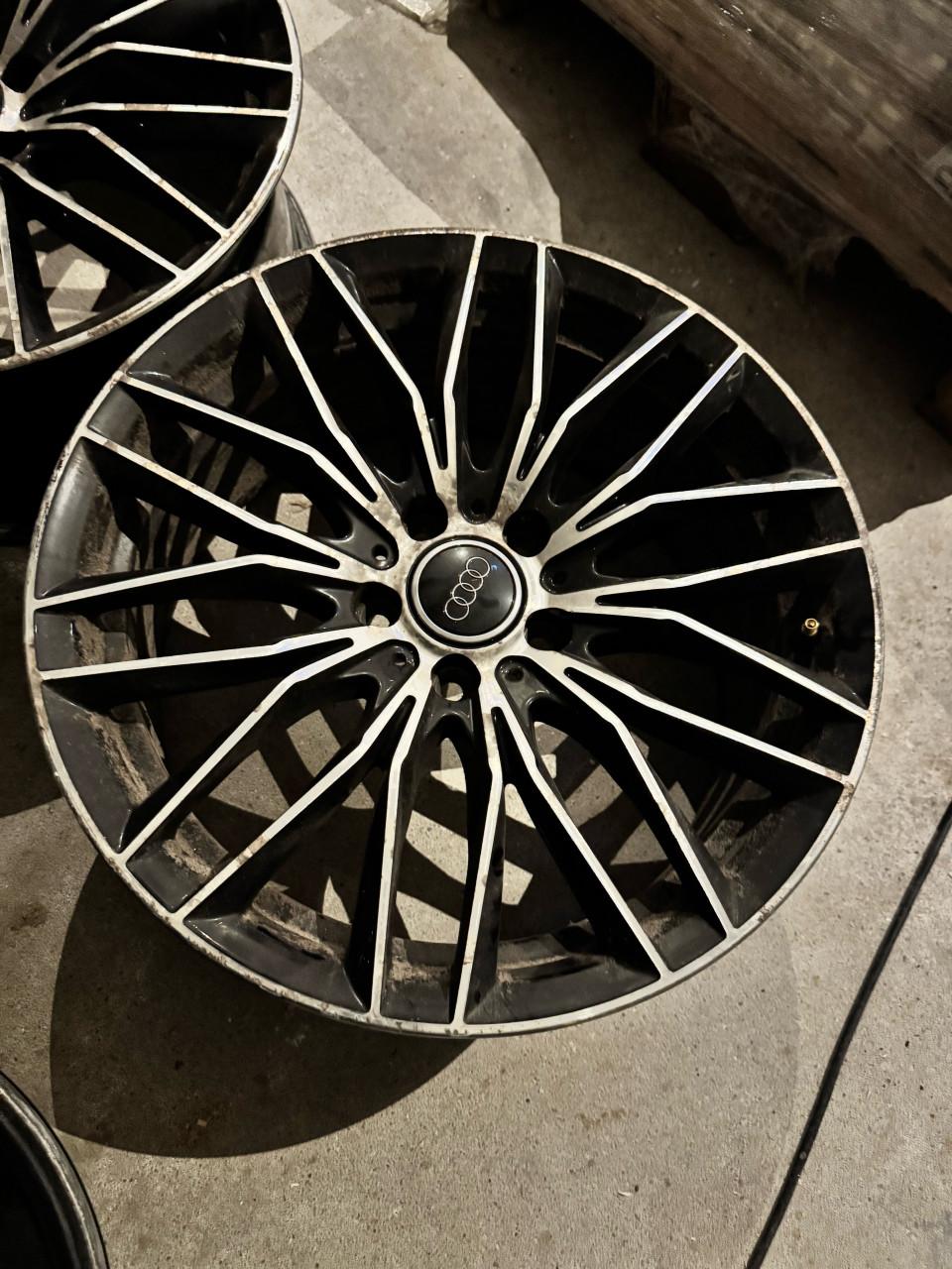 Audi lichtmetalen velgen – set van 4 – opknapper – 1 velg haarscheurtje