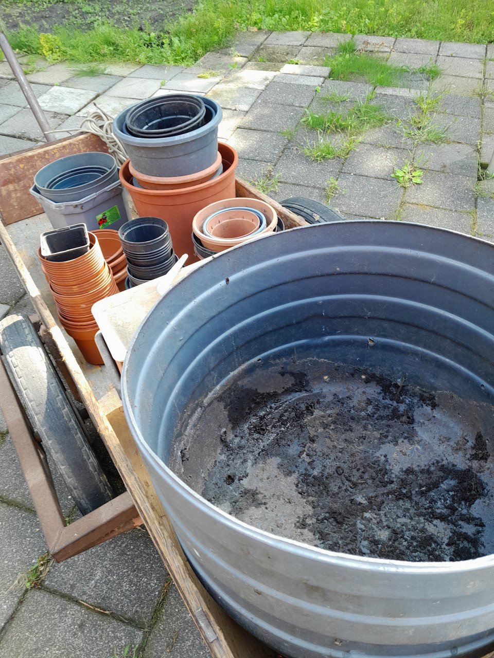 Partij kunststof bloempotten en bakken div maten