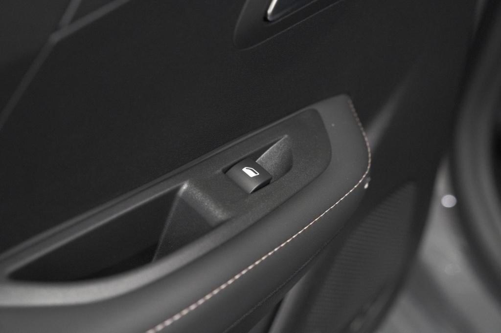 Peugeot 208 1.2 hybrid 110 e-dcs6 allure | apple carplay | parkeersensoren 
