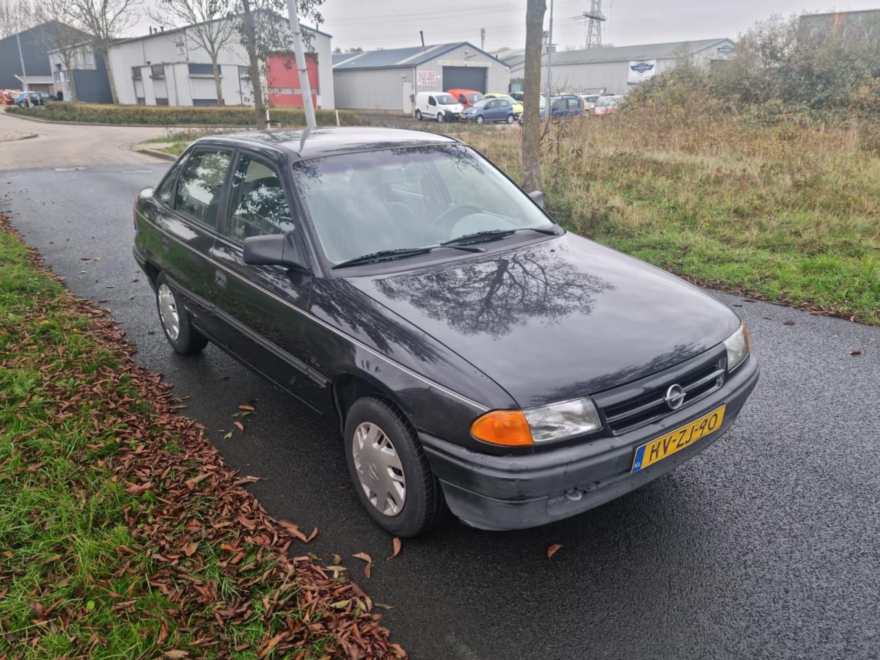 Opel astra 1.6i sedan automaat bj 1994 punt gaaf 98000km met autopas