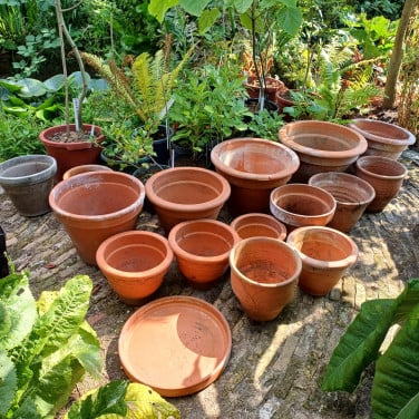 Grote terra cotta bloempotten.