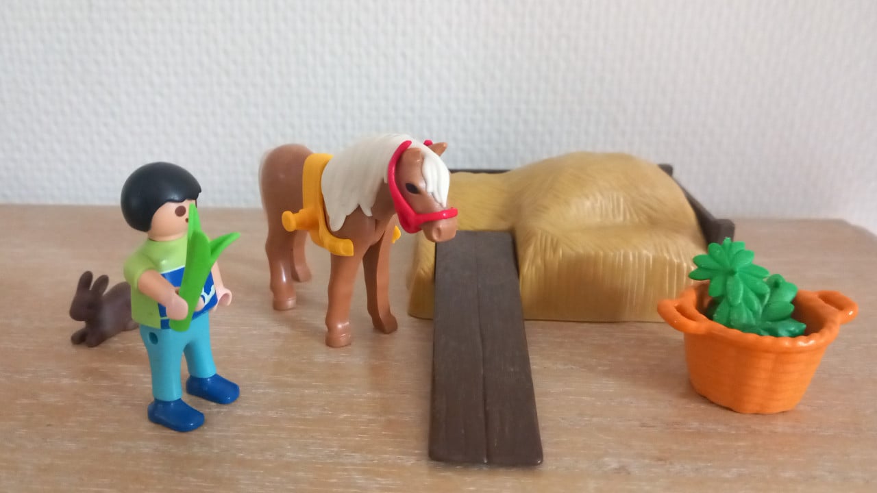 Playmobil paardje, mand voer, mesthoop