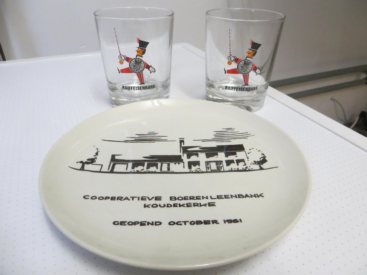 Porseleinen sierbord en twee glazen