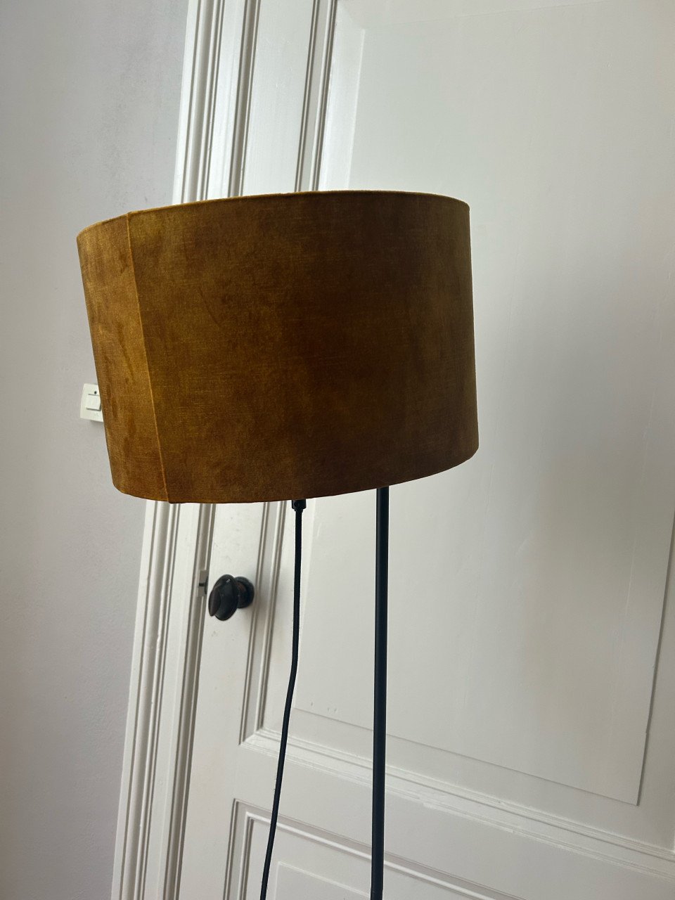 Staande gele lamp