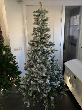 Kerstboom met sneeuw 2.10