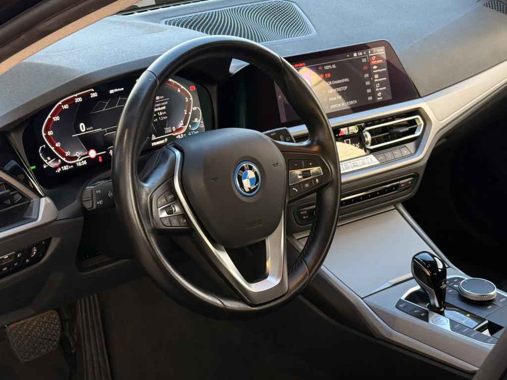 BMW 3-serie touring 330e | stoelverwarming | apple carplay | achteruitrijca
