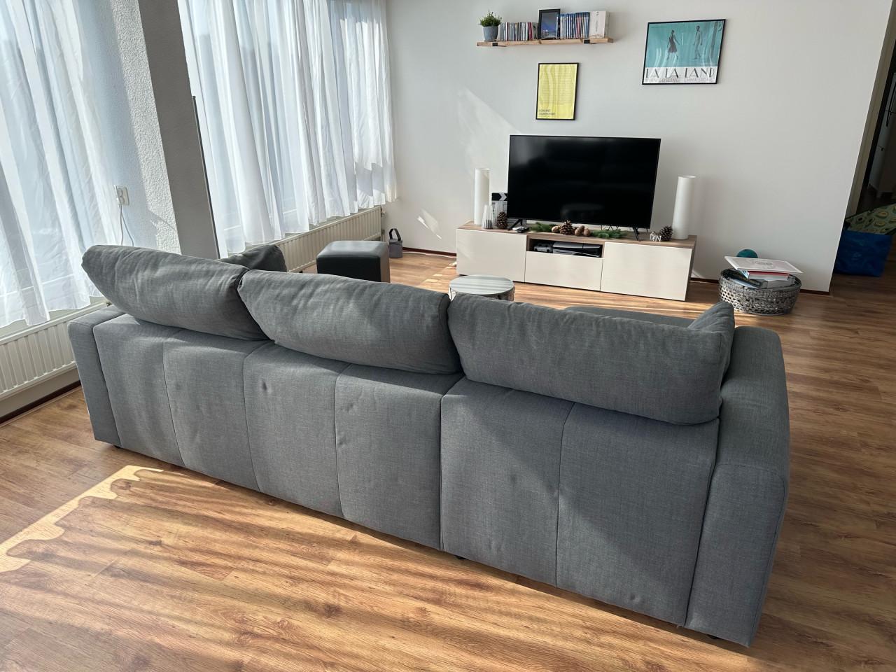 Grijze IKEA Eskilstuna slaapbank met chaise longue