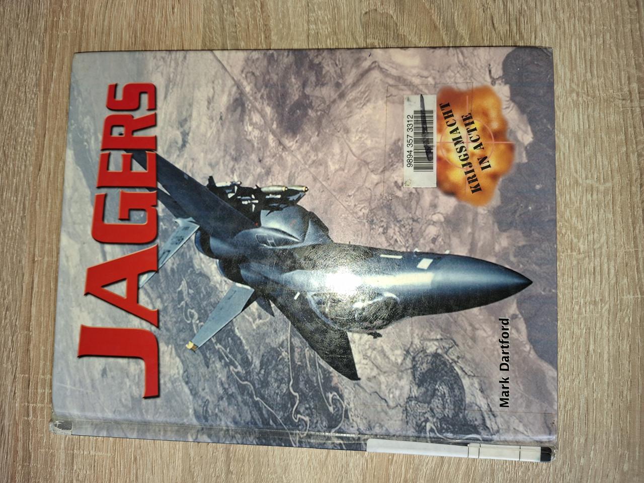 Te koop: jagers, een boek over vliegtuigen.