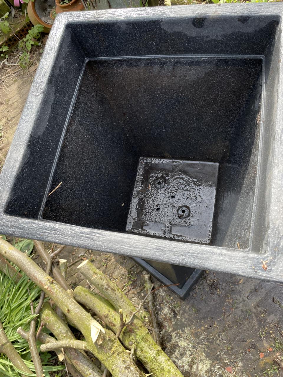 2x grote kunststof bloembakken