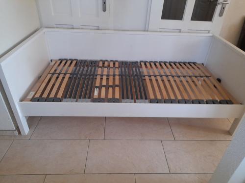 Massief houten bed 90 x 200 (in goede nette staat )