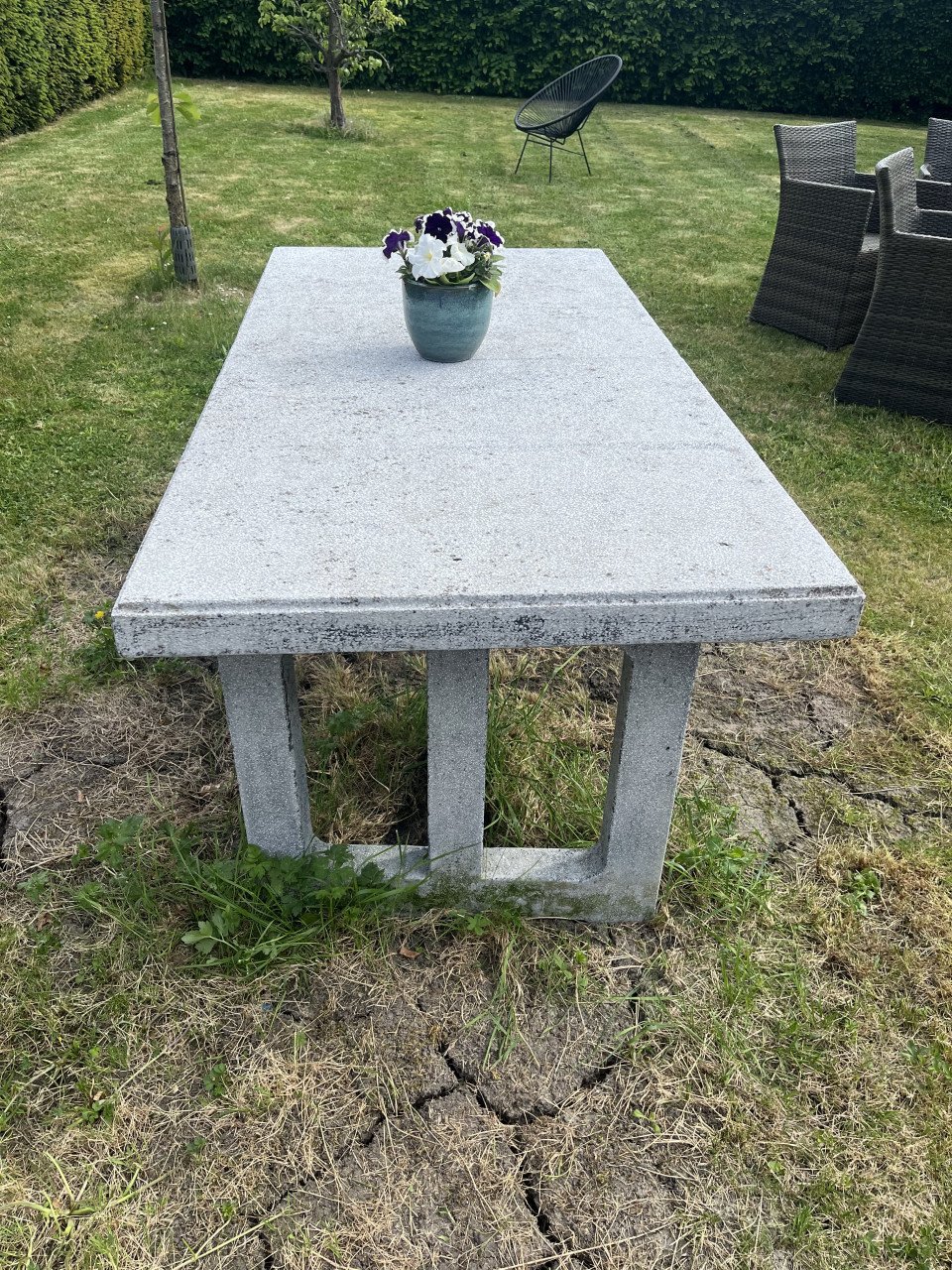 Natuurstenen tuintafel