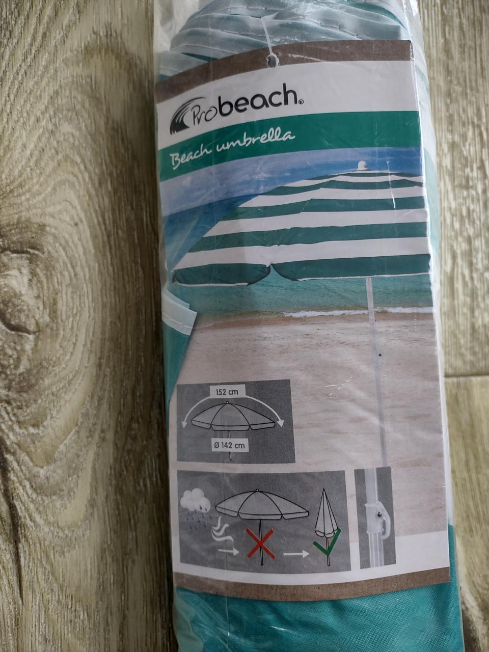 Prachtige nieuwe blauw wit gestreepte parasol, strandparasol