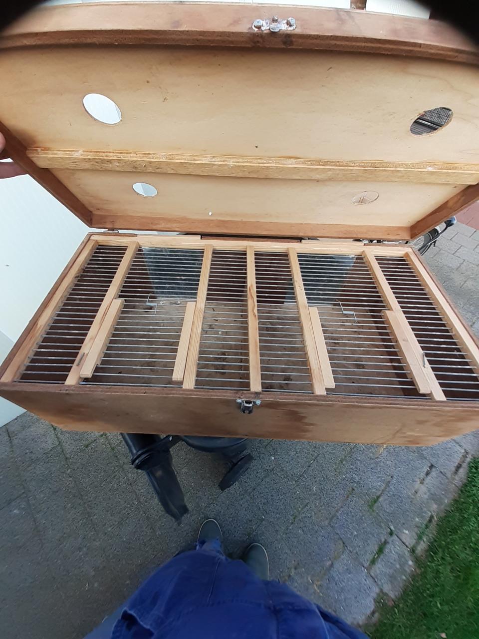 Diverse vervoersbakken voor vogels.