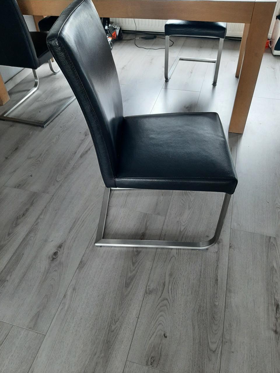 Eetkamertafel inclusief stoelen, salontafel, dressoir en bijzettafeltje