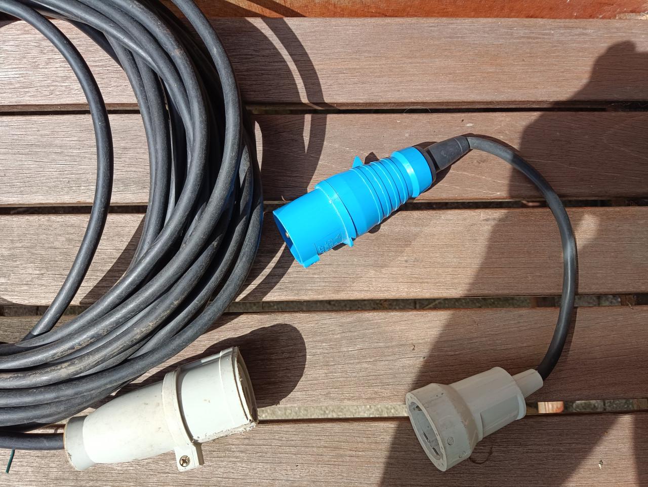Zware voedingskabels 3 x 2,5 met lengte van 21 en 19 meter