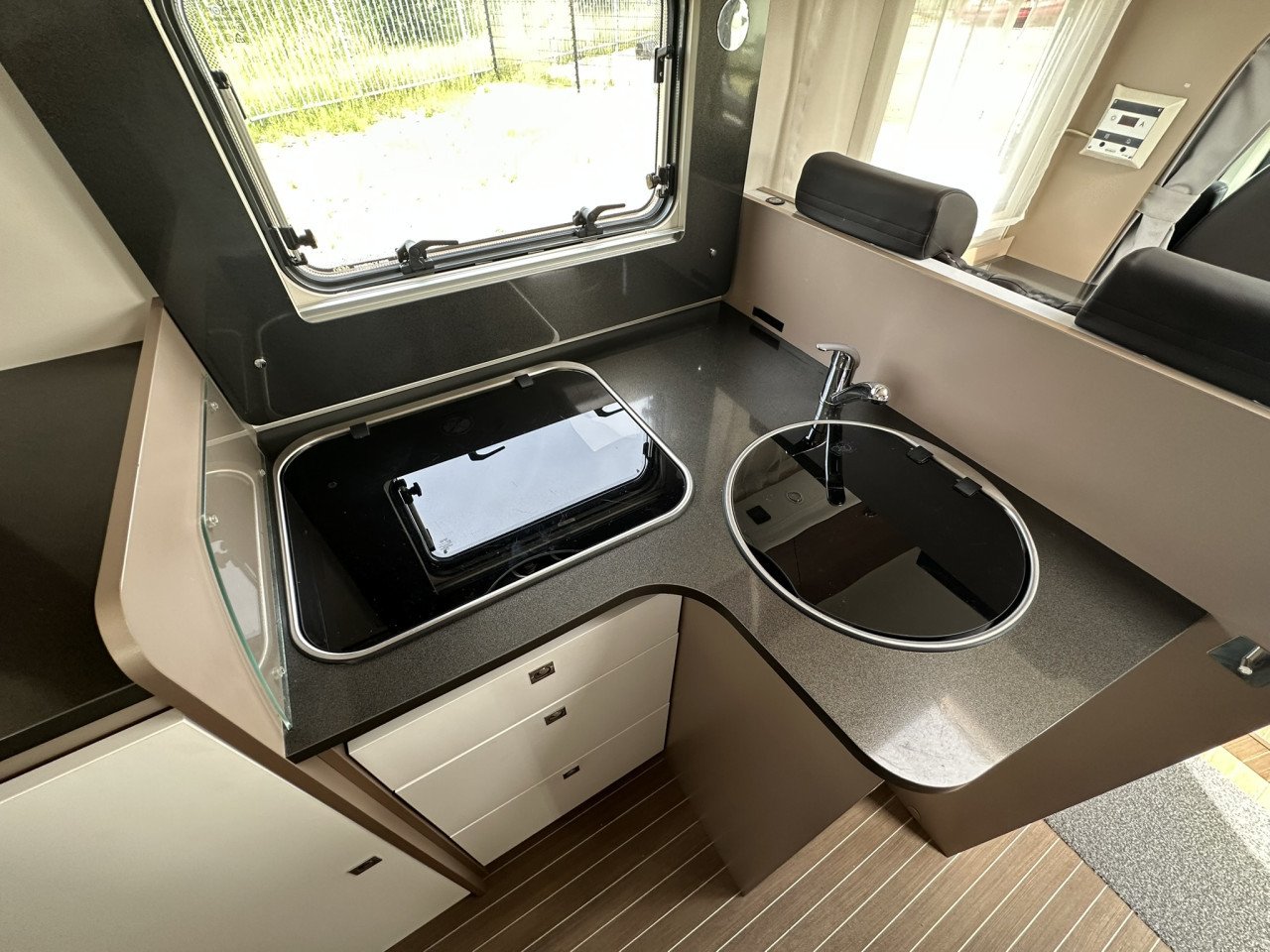 Prachtige Etrusco T6900SB uit 2020, nette camper met lengtebedden, 6.90cm