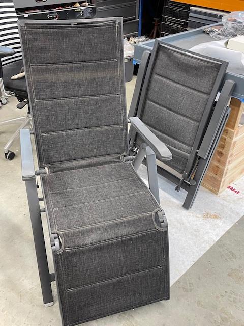 2 stuks tuinstoelen met voetensteun