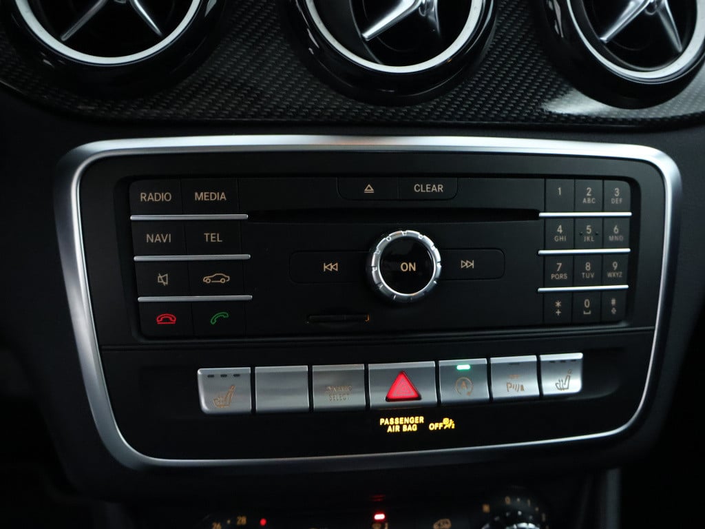 Mercedes-Benz Gla-klasse 180 business solution amg line | panoramadak | cru