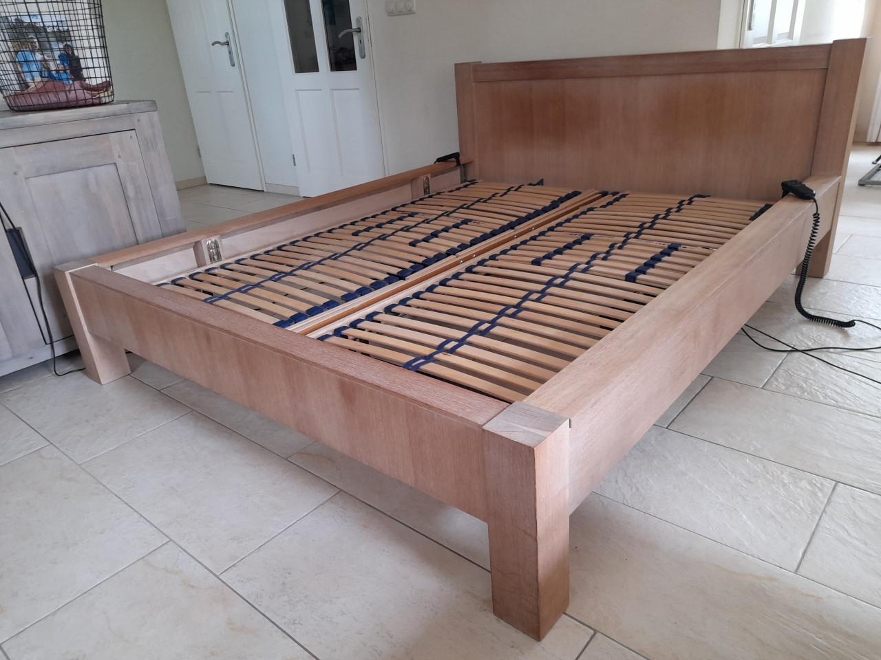 Stevig houten elektrisch verstelbaar 2 Persoons bed (in goede nette staat )