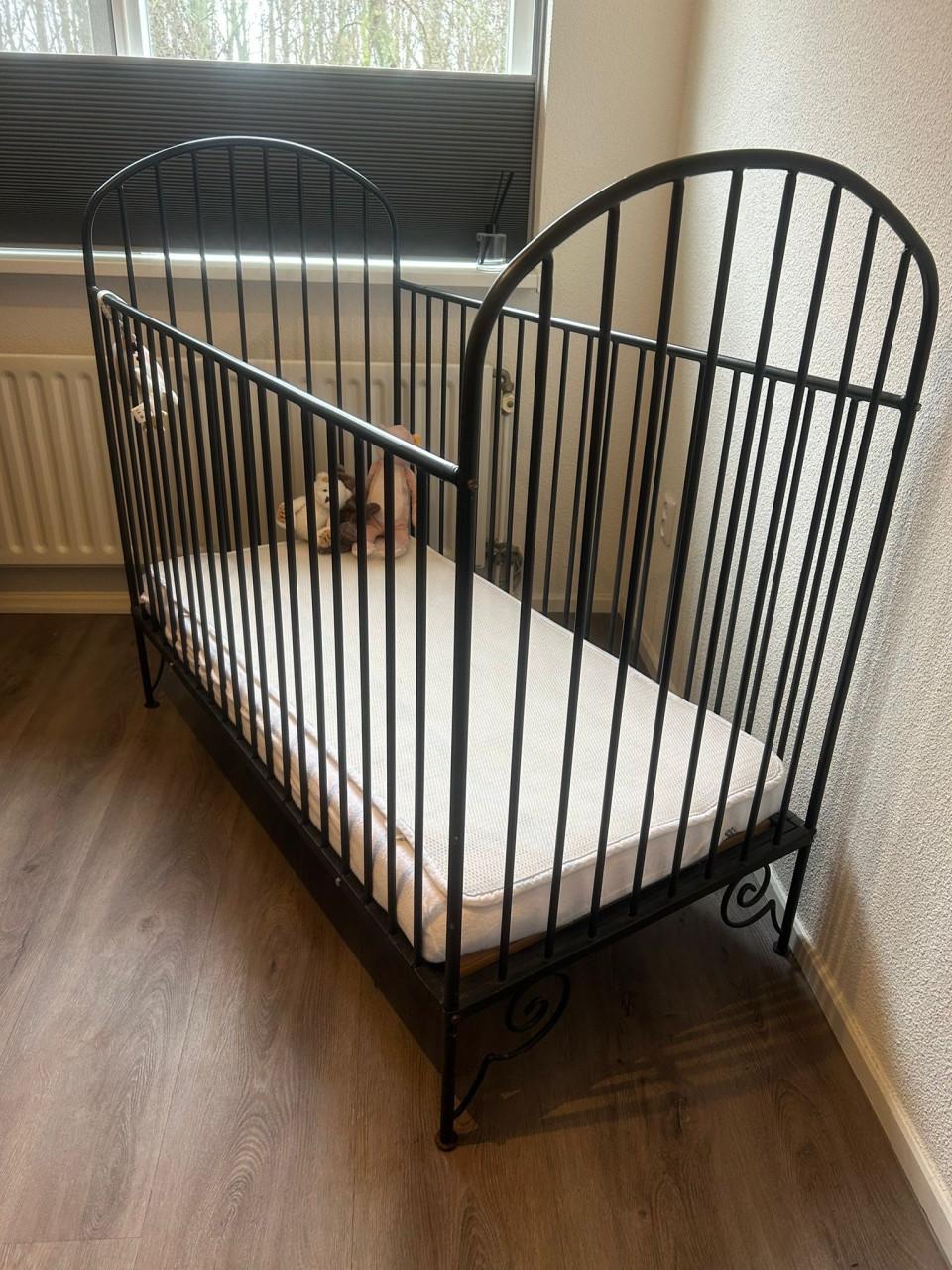 Zwart stalen baby ledikant