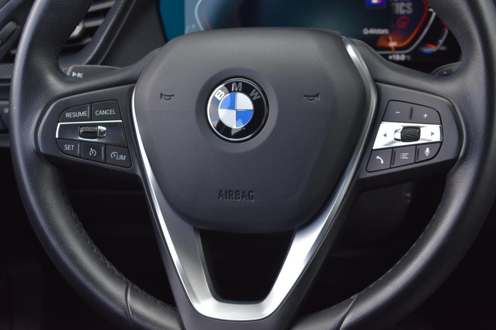 BMW 1 Serie 118i sport line | stoelverwarming | apple carplay | android aut