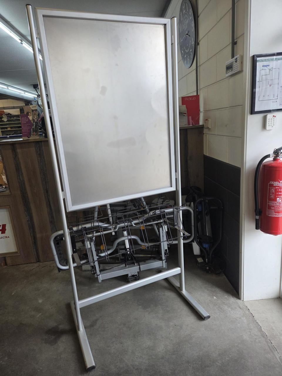 Poster / reclame rek met folderhouders