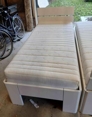 Twee mooie witte 1 persoons bedden "Bright Fresh" van Beter Bed