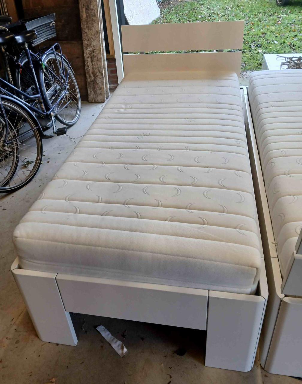 Twee mooie witte 1 persoons bedden "Bright Fresh" van Beter Bed