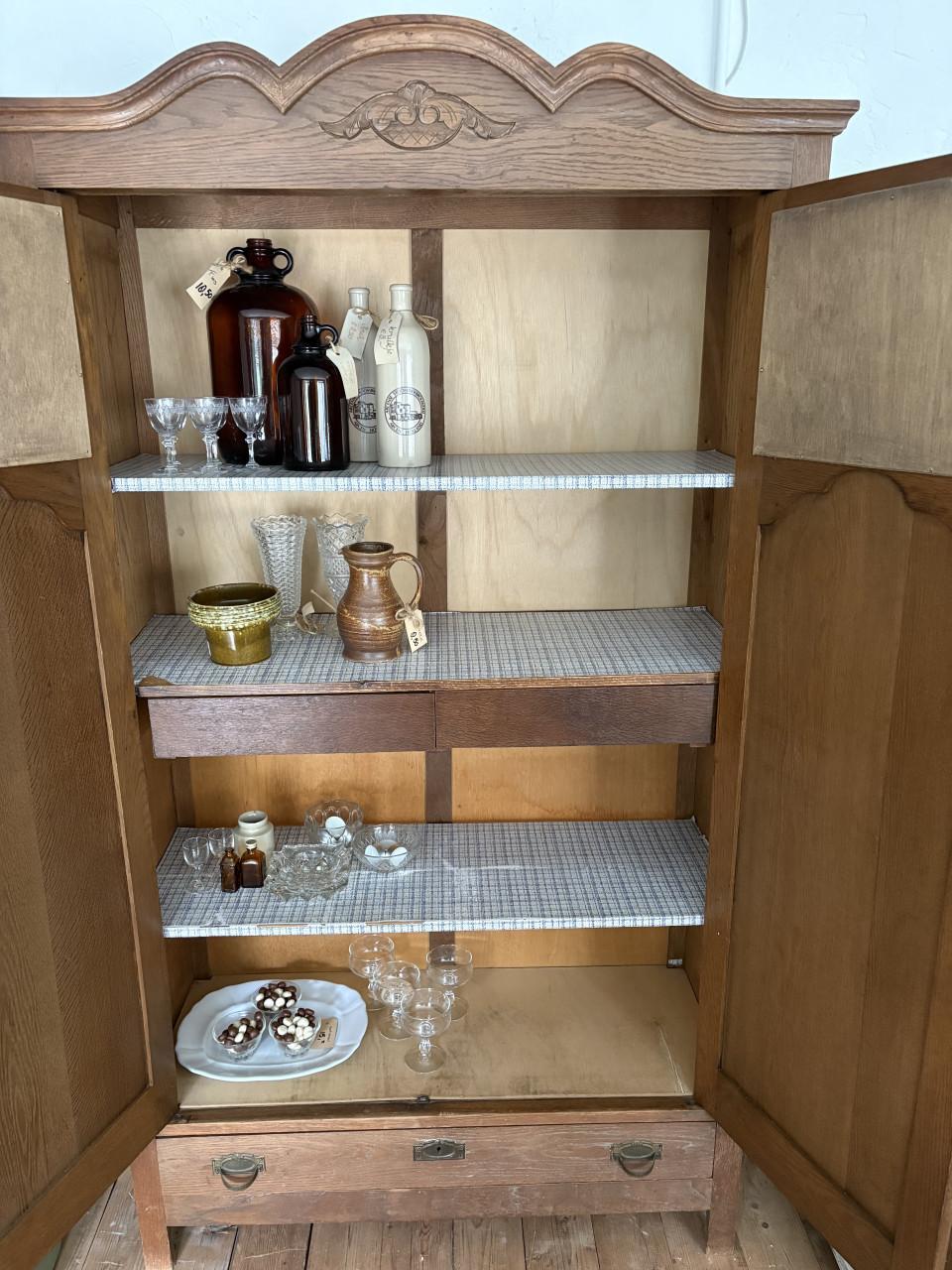 Oude kast met 2 deuren en spiegeltjes