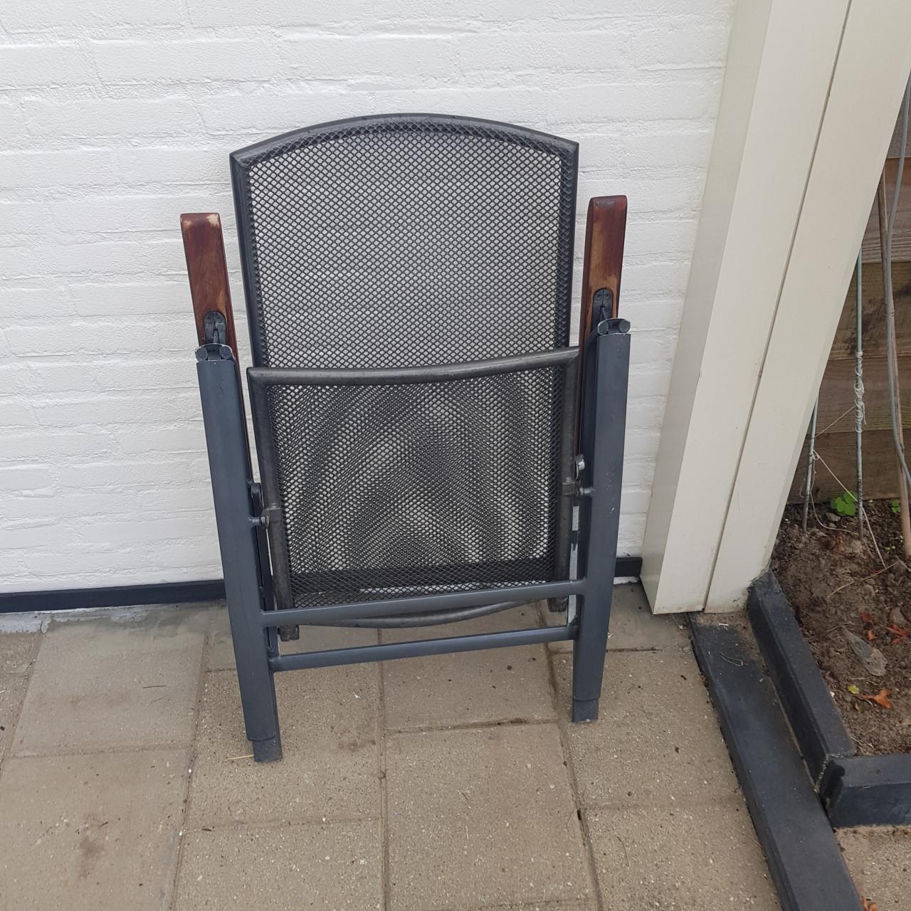 4 × Stoelen met kussen en Tafel