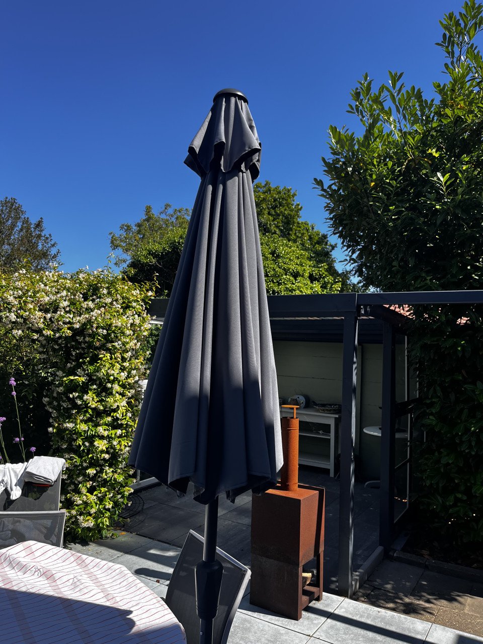 Parasol van Intratuin, met voet en hoes.