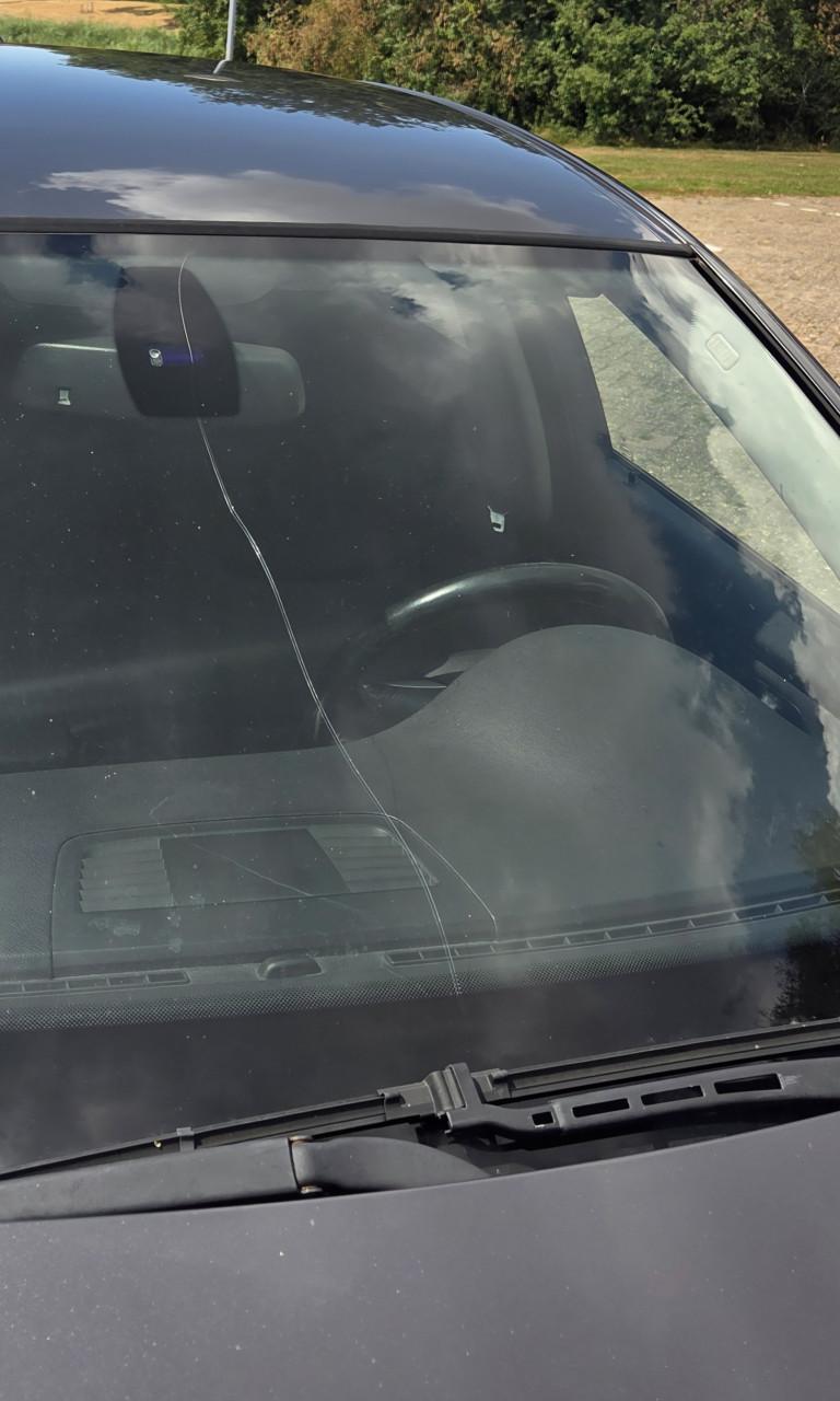 BMW 320i sedan uit 2005 in antracietgrijs.
