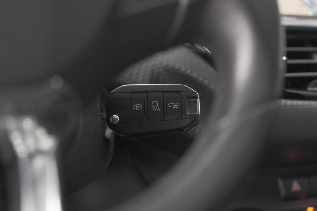 Peugeot 2008 puretech 110 blue lion | trekhaak | apple carplay | panoramada