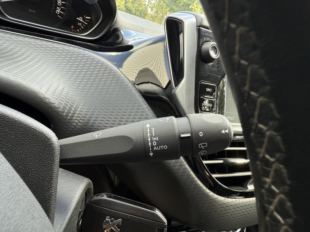 Peugeot 208 1.2 turbo, tech edition // 110pk // 4x nieuwe band, grote beurt