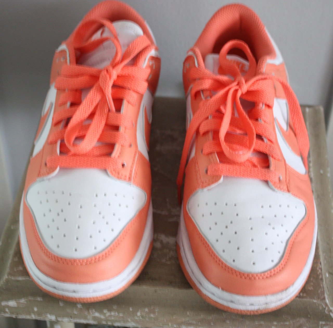 Nike schoen met perzik kleur maat 37,5