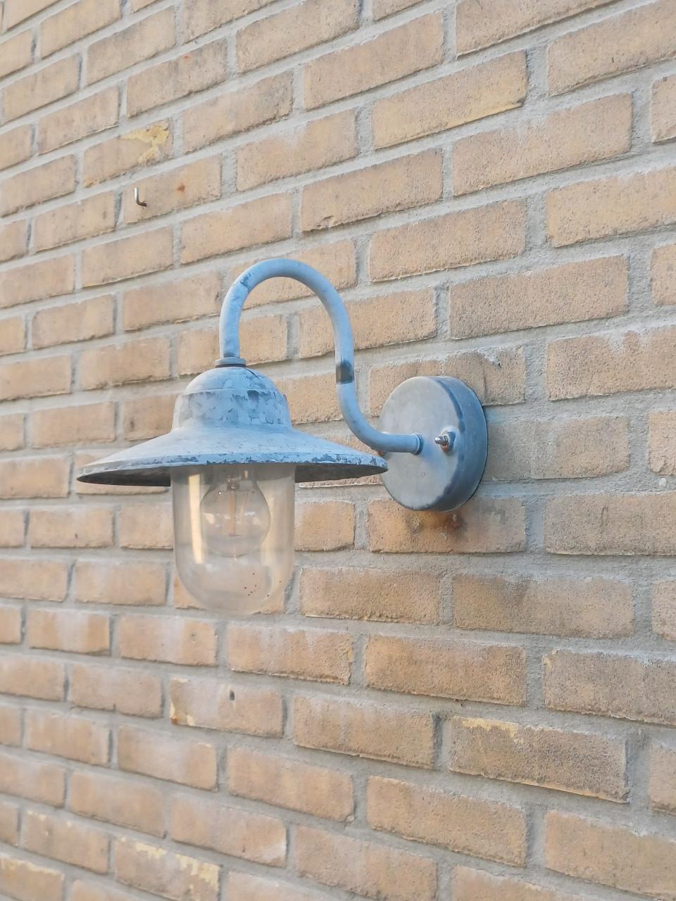 2 Gegalvaniseerde buitenlampen met glazen kap