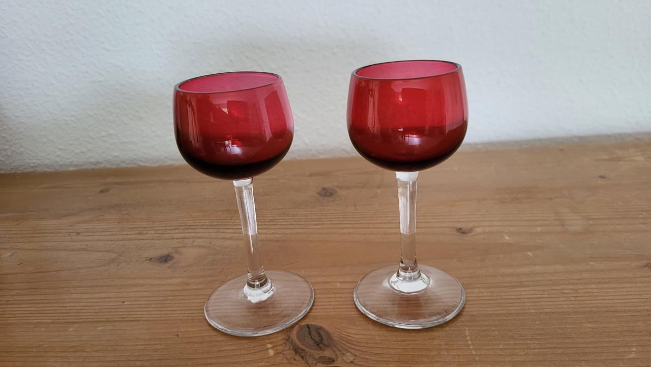 Set v 2 vintage likeurglaasjes robijnrode kelk h 10 cm