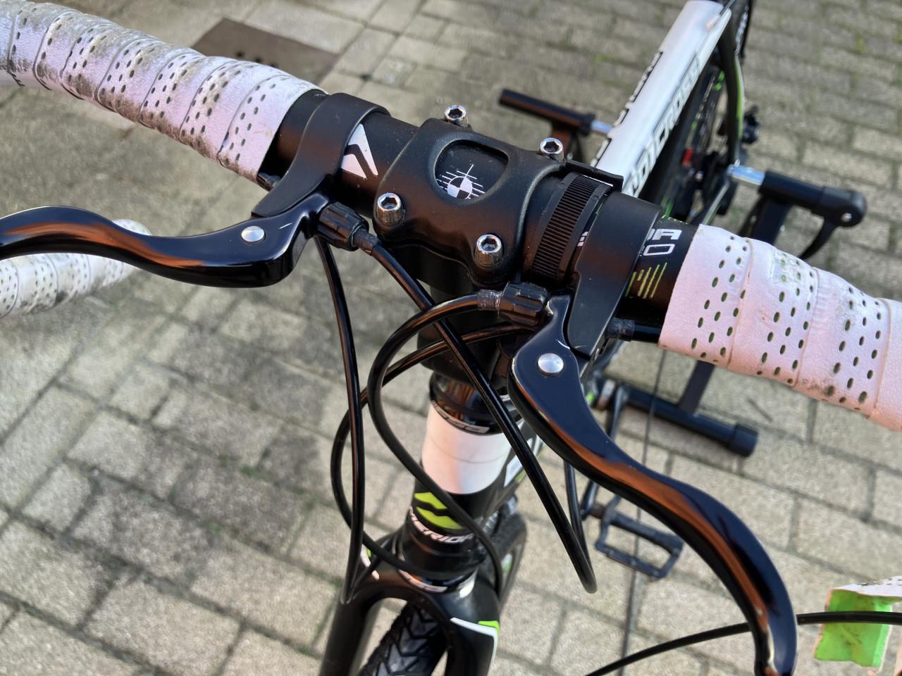 Merida reisfiets / gravelbike met BOB yak en home trainer