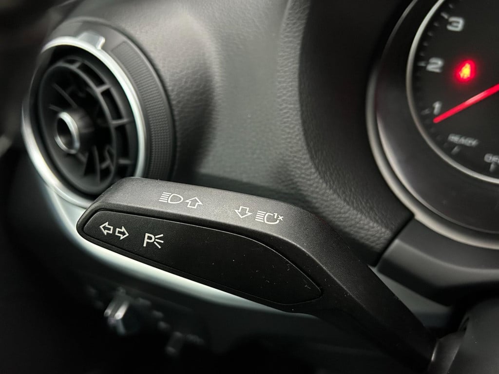 Audi Q2 occasion 1.4 tfsi cod launch edition | airco | stoelverwarming | tw