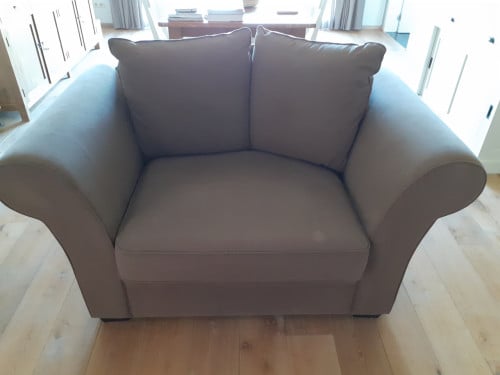 Ruime zetel in de kleur bruin