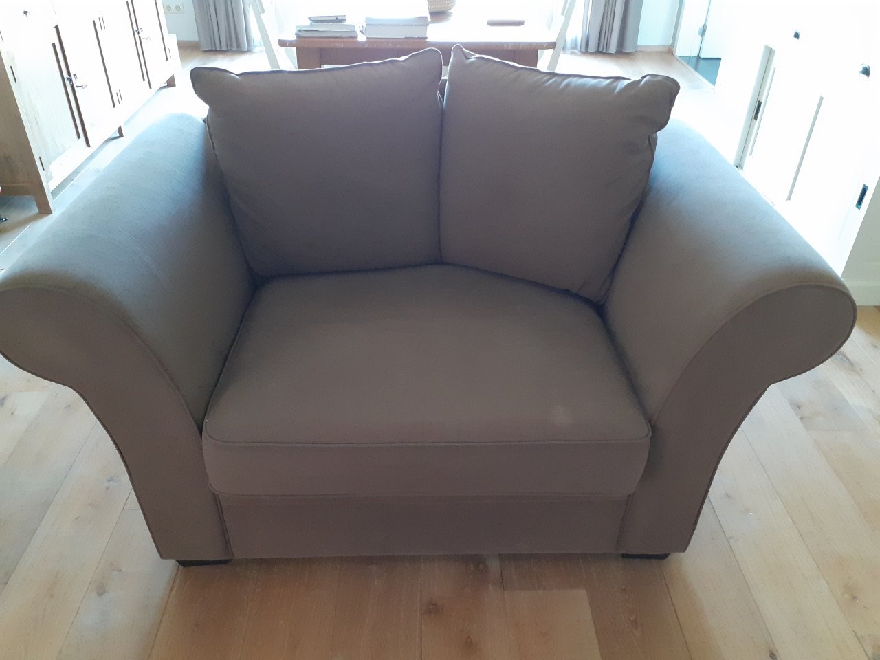 Ruime zetel in de kleur bruin