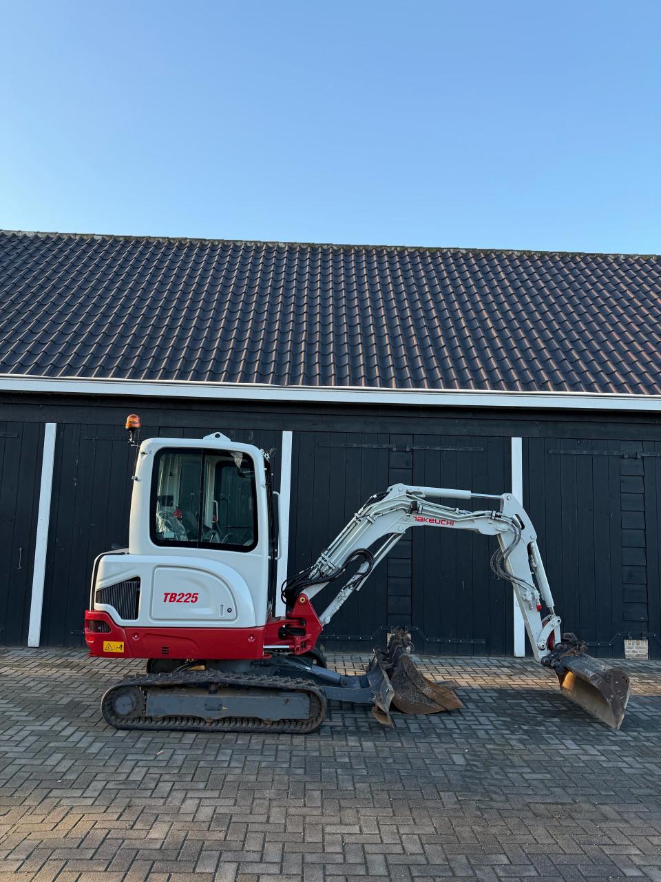 Takeuchi TB225 met 459 uur!!